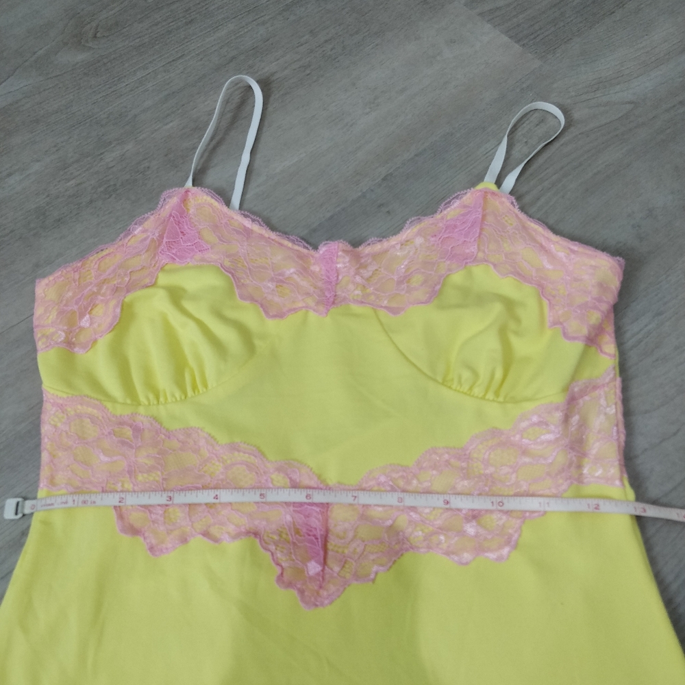 Yellow with pink lace detail bodycon mini dress - Picture 6 of 15